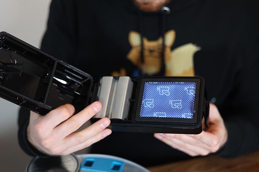 Der Filter des Samsung Jet Bot AI, welcher sich am Staubbehälter befindet, wird herausgenommen.